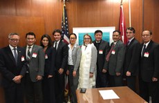 བོད་ཀྱི་སྐུ་ཚབ་དོན་གཅོད་དང་བོད་མིའི་ཚོགས་སྡེ་ཁག་གི་སྐུ་ཚབ་རྣམས་ཀྱིས་ཐུགས་རྗེ་ཆེ་ལེགས་སྲོལ་ཞུས་གནང་སྐབས། ༢༠༡༧།༡།༡༡