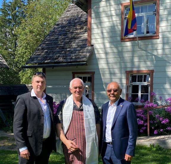ཨེས་ཊོ་ནི་ཡའི་སེ་ཊོ་མི་རིགས་ཀྱི་དུས་སྟོན་ཐོག་༧གོང་ས་༧སྐྱབས་མགོན་ཆེན་པོ་མཆོག་གི་སྐུ་ཚབ་གདན་ཞུ་གནང་འདུག ཨེས་ཊོ་ནི་ཡའི་སེ་ཊོ་མི་རིགས་ཀྱི་དུས་སྟོན་ཐོག་༧གོང་ས་༧སྐྱབས་མགོན་ཆེན་པོ་མཆོག་གི་སྐུ་ཚབ་གདན་ཞུ་གནང་འདུག
