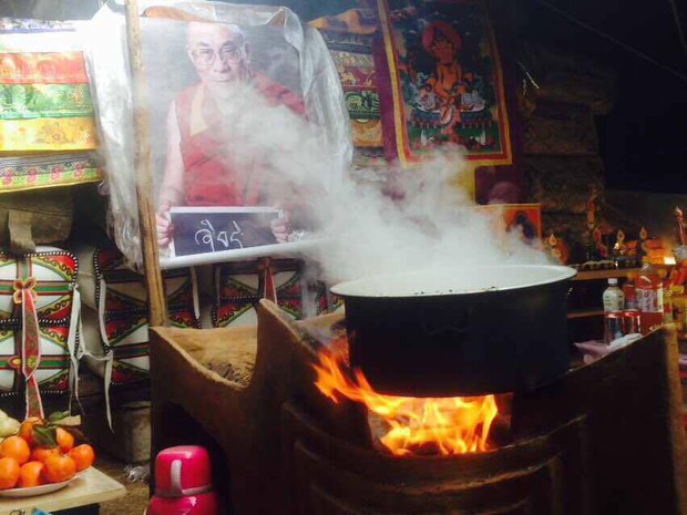 མདོ་སྨད་ཕྱོགས་ཀྱི་འབྲོག་ཁྱིམ་ཞིག་ཏུ་༧གོང་ས་མཆོག་གི་སྐུ་པར་བཤམ་ཡོད་པ། 