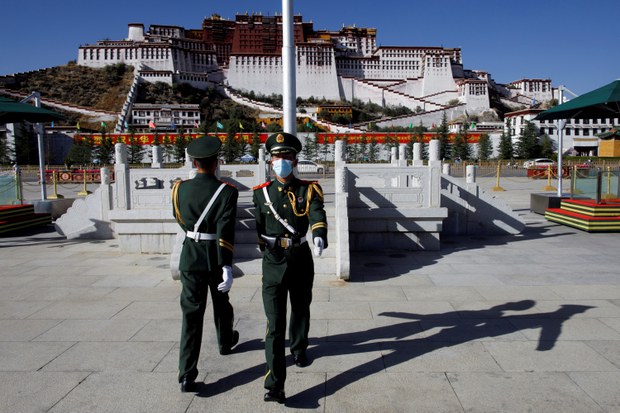 གསུམ་བཅུའི་དུས་དྲན་བསླེབས་ལ་ཉེ་བ་དང་བོད་མི་ཚོའི་ཁ་པར་ལ་ལྐོག་ཉན་དང་ལྟ་བཤེར་བྱེད་བཞིན་ཡོད་འདུག གསུམ་བཅུའི་དུས་དྲན་བསླེབས་ལ་ཉེ་བ་དང་བོད་མི་ཚོའི་ཁ་པར་ལ་ལྐོག་ཉན་དང་ལྟ་བཤེར་བྱེད་བཞིན་ཡོད་འདུག