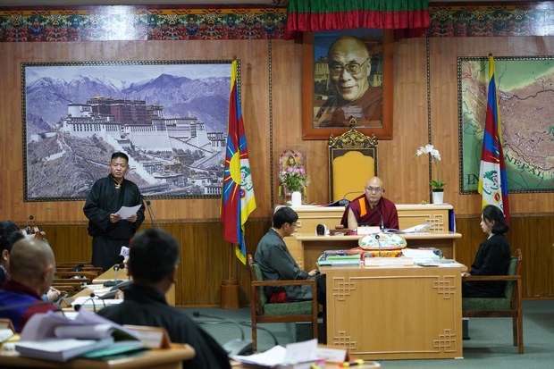 ཨ་རིའི་རླུང་འཕྲིན་ཁང་གཉིས་ལ་དོ་ཕོག་ཕྱིན་པ་དེས་རྒྱ་ནག་གཞུང་གི་འཁྱོག་བཤད་ལ་ཁ་གཏད་ཀྱི་བརྒྱུད་ལམ་ལ་དོ་ཕོག་ཆེན་པོ་སྤྲད་པ་རེད་ཅེས། སྲིད་སྐྱོང་མཆོག་གིས་གྲོས་ཚོགས་སུ་གསལ་བཤད་གནང་ཡོད་པ། ཨ་རིའི་རླུང་འཕྲིན་ཁང་གཉིས་ལ་དོ་ཕོག་ཕྱིན་པ་དེས་རྒྱ་ནག་གཞུང་གི་འཁྱོག་བཤད་ལ་ཁ་གཏད་ཀྱི་བརྒྱུད་ལམ་ལ་དོ་ཕོག་ཆེན་པོ་སྤྲད་པ་རེད་ཅེས། སྲིད་སྐྱོང་མཆོག་གིས་གྲོས་ཚོགས་སུ་གསལ་བཤད་གནང་ཡོད་པ།