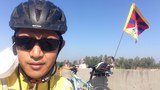 བོད་དོན་ལས་འགུལ་བ་རིན་པོ་ལགས་ཀྱིས་བཞུགས་སྒར་བར་རྐང་འཁོར་སྐོར་བསྐྱོད་བྱེད་བཞིན་པ། 