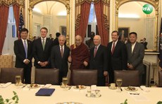ཨ་མི་རི་ཀའི་གྲོས་ཚོགས་གོང་མའི་ཕྱི་དྲིལ་ལས་དོན་སྡེ་ཚན་གྱི་གནད་ཡོད་མི་སྣ་ཚོས་༧གོང་ས་སྐྱབས་མགོན་ཆེན་པོ་མཆོག་དང་མཇལ་འཕྲད་སྐབས། ༢༠༡༦།༦།༡༤