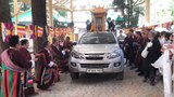 སྐྱིད་རོང་ཇོ་བོ་ཝ་ཏི་བཟང་པོ་ཐེག་ཆེན་ཆོས་གླིང་གཙུག་ལག་ཁང་དུ་གདན་འདྲེན་ཞུས་འདུག