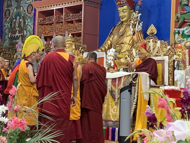ས་སྐྱ་གོང་མ་རིན་པོ་ཆེར་ཆོས་ཚོགས་དང་ཚོགས་སྐྱིད་ཁག་གིས་བརྟན་བཞུགས་བསྟར་འབུལ་ཞུས་པ།