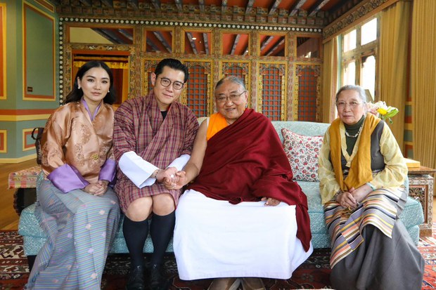 དཔལ་ས་སྐྱ་༧གོང་མ་ཁྲི་ཆེན་མཆོག་དང་འབྲུག་གི་རྒྱལ་བོ་དང་། བཙུན་མོ་རྣམ་གཉིས་མཇལ་འཕྲད་གནང་འདུག དཔལ་ས་སྐྱ་༧གོང་མ་ཁྲི་ཆེན་མཆོག་དང་འབྲུག་གི་རྒྱལ་བོ་དང་། བཙུན་མོ་རྣམ་གཉིས་མཇལ་འཕྲད་གནང་འདུག