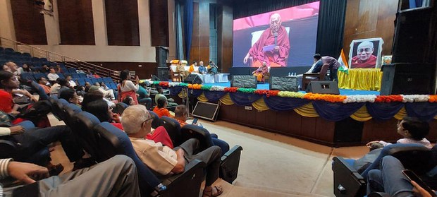 བོད་ཀྱི་འདས་དང་ད་ལྟ་དང་མ་འོངས་པའི་བརྗོད་གཞིའི་ཐོག་གསུང་བཤད་གནང་ཡོད་པ།