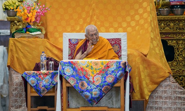 མོན་གྱི་མི་མང་ཚོས་མཐུན་སྒྲིལ་དང་ཆོས་ཕྱོགས་ཀྱི་བྱ་བ་གང་ཐུབ་བསྒྲུབ་རྒྱུ་དང་ལྷག་པར་སྔོན་གྱི་རིག་གཞུང་དང་ལེགས་བྱང་བཟང་པོ་མི་ཉམས་རྒྱུན་འཛིན་གནང་གལ་ཆེ་བ་ཡིན་ཞེས། སྐྱབས་རྗེ་ཟམ་གདོང་རིན་པོ་ཆེས་མོན་ཡུལ་གྱི་མི་མང་ཚོར་སྤྱན་རས་གཟིགས་བླ་མའི་རྣལ་འབྱོར་གྱི་བཀའ་ཆོས་གནང་སྐབས་ལམ་སྟོན་ཕེབས་ཡོད་པ།