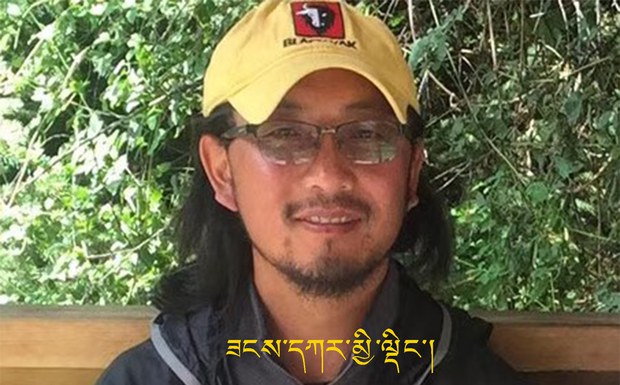རྩོམ་པ་པོ་ཟངས་དཀར་འཇམ་དབྱངས་ལགས་བཙོན་གྲོལ་གཏོང་དགོས་བ་རྩོམ་པ་པོའི་ཚོགས་པ་ཞིག་གིས་འབོད་སྐུལ་གནང་འདུག