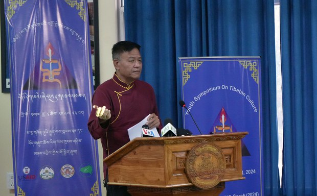 བོད་ཀྱི་རིག་གནས་ཐོག་མཁས་པ་སྟོན་རྒྱུ་ཡོད་པ་ཞིག་དགོས་པ་མ་གཏོགས། ཚོགས་འདུ་མང་པོར་འགྲོ་གྲོན་ཕོན་ཆེ་བཏང་སྟེ་གྲོགས་པོ་གྲོགས་མོ་ཐུག་པའི་ཟོལ་གྱིས་འགྲོ་བཞག་ན། ལས་རྒྱུ་འབྲས་ལ་འགྲོ་ཡི་མ་རེད་ཅེས་སྲིད་སྐྱོང་སྤེན་པ་ཚེ་རིང་གིས་ས་རཱ་མཐོ་སློབ་ཀྱི་བོད་རིག་པའི་བགྲོ་གླེང་དབུ་འབྱེད་གནང་སྐབས་གསུངས་པ།