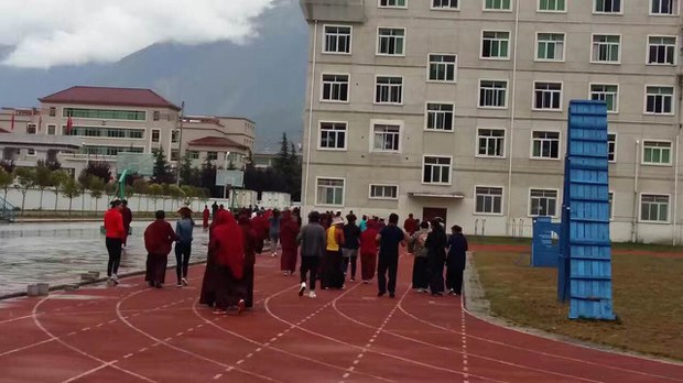 གསེར་རྟ་བླ་རུང་ཆོས་སྒར་ནས་ཕྱིར་ཕུད་ཟིན་པའི་དགེ་འདུན་པ་དང་བཙུན་མ་ཚོར་རྒྱ་ནག་གཞུང་གིས་སློབ་གསོ་སྤྲོད་བཞིན་ཡོད་པ། ༢༠༡༦།༩ གསེར་རྟ་བླ་རུང་ཆོས་སྒར་ནས་ཕྱིར་ཕུད་ཟིན་པའི་དགེ་འདུན་པ་དང་བཙུན་མ་ཚོར་རྒྱ་ནག་གཞུང་གིས་སློབ་གསོ་སྤྲོད་བཞིན་ཡོད་པ། ༢༠༡༦།༩