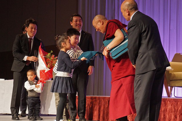 ༧གོང་ས་མཆོག་གིས་ཉི་ཧོང་ནང་མཛད་འཕྲིན་སྐྱོང་སྐབས། ༢༠༡༥།༤།༣