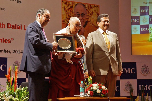༧གོང་ས་མཆོག་གིས་མུམ་བྷེ་གྲོང་ཁྱེར་གྱི་ཚོང་པའི་ལྷན་ཚོགས་བཀའ་སློབ་གནང་བཞིན་པ། ༢༠༡༤།༩།༡༨