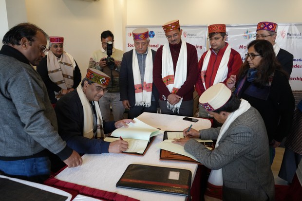 ༧གོང་ས་མཆོག་གི་དགོངས་གཞི་ལྟར་རྒྱ་གར་ཧི་མ་ལ་ཅལ་མངའ་སྡེའི་སློབ་གྲྭ་ཁག༦༠ནང་། རིང་མིན་སཱི་ཤེས་ཡོན་སློབ་གསོ་ལག་བསྟར་གྱི་ཆོད་ཡིག་བཞག་ཡོད་པ། ༧གོང་ས་མཆོག་གི་དགོངས་གཞི་ལྟར་རྒྱ་གར་ཧི་མ་ལ་ཅལ་མངའ་སྡེའི་སློབ་གྲྭ་ཁག༦༠ནང་། རིང་མིན་སཱི་ཤེས་ཡོན་སློབ་གསོ་ལག་བསྟར་གྱི་ཆོད་ཡིག་བཞག་ཡོད་པ།
