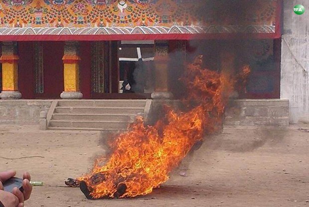 མདོ་ལྷོ་ཀླུ་ཆུའི་ཤིས་ཚང་སྒར་གསར་ནས་ཚེ་གཟུངས་སྐྱབས་ཀྱིས་རང་ལུས་མེར་སྲེག་སྐབས། ༢༠༡༣།༢།༢༥