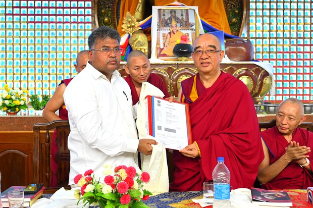 སེར་བྱེས་གྲྭ་ཚང་དང་མེ་སོར་གཙུག་ལག་སློབ་ཁང་དབར་གན་ཡིག་འཇོག་གནང་མཛད་པ། སེར་བྱེས་གྲྭ་ཚང་དང་མེ་སོར་གཙུག་ལག་སློབ་ཁང་དབར་གན་ཡིག་འཇོག་གནང་མཛད་པ།