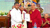 སེར་བྱེས་གྲྭ་ཚང་དང་མེ་སོར་གཙུག་ལག་སློབ་ཁང་དབར་གན་ཡིག་འཇོག་གནང་མཛད་པ།