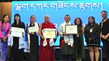 བོད་རང་བཙན་སློབ་ཕྲུག་ཚོགས་པའི་ལྷག་དཀར་གཟེངས་རྟགས་བོད་དོན་ལས་འགུལ་བ་གཉིས་དང་སྡེ་དགེའི་མི་མང་ལ་ཕུལ་འདུག