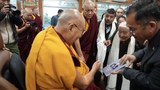 རྒྱ་གར་གྱི་དམག་མིའི་དཔའ་རྟགས་རིམ་པ་གསུམ་པ་ Shaurya Chakra བཞེས་མྱོང་མཁན་ཟླ་བ་ལགས་ཀྱིས། རང་གི་མི་ཚེའི་ལོ་རྒྱུས་མཐོང་ཐོས་མྱོང་གསུམ་ཞེས་པ་ཞིག་འགྲེམས་སྤེལ་གནང་བ།