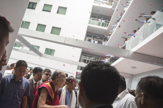 ༧གོང་ས་མཆོག་གིས་ཕ་ལམ་བཟོ་གྲྭར་གཟིགས་སྐོར་གནང་བཞིན་པ། ༢༠༡༥།༡།༡