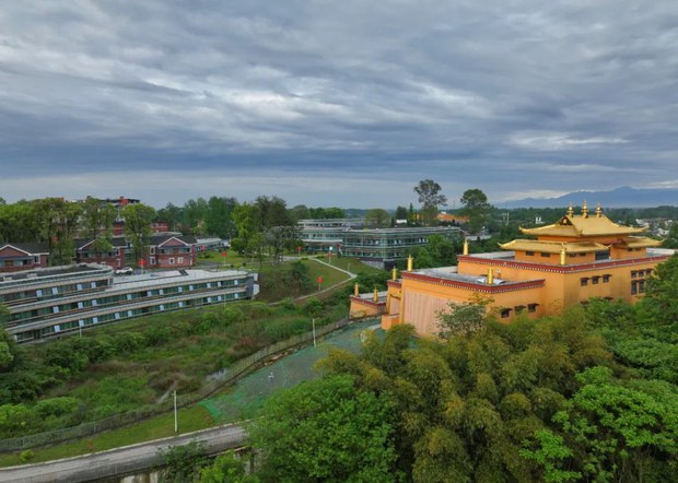 སི་ཁྲོན་བོད་བརྒྱུད་ནང་བསྟན་སློབ་གླིང་དུ་འཛུལ་ཞུགས་བྱེད་པར་ཁ་བྲལ་བར་ངོ་རྒོལ་བྱེད་མཁན་ཡིན་དགོས་འདུག