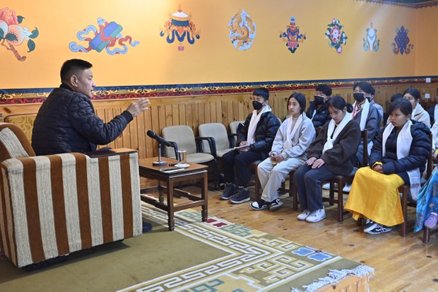 སྲིད་སྐྱོང་མཆོག་གིས་སློབ་ཕྲུག་ཁག་ཅིག་ལ་བོད་དང་བཙན་བྱོལ་ནང་གི་གནས་སྟངས་ངོ་སྤྲོད་གནང་བ།