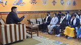 སྲིད་སྐྱོང་མཆོག་གིས་སློབ་ཕྲུག་ཁག་ཅིག་ལ་བོད་དང་བཙན་བྱོལ་ནང་གི་གནས་སྟངས་ངོ་སྤྲོད་གནང་བ།