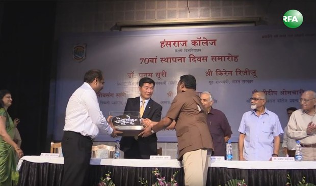 རྒྱ་གར་གྱི་(Hansraj)་མཐོ་སློབ་ཁང་གིས་སྲིད་སྐྱོང་བློ་བཟང་སེངྒེ་མཆོག་ལ་ཆེ་བསྟོད་གཟེངས་རྟགས་ཕུལ་སྐབས། ༢༠༡༧།༧།༢༦ རྒྱ་གར་གྱི་(Hansraj)་མཐོ་སློབ་ཁང་གིས་སྲིད་སྐྱོང་བློ་བཟང་སེངྒེ་མཆོག་ལ་ཆེ་བསྟོད་གཟེངས་རྟགས་ཕུལ་སྐབས། ༢༠༡༧།༧།༢༦