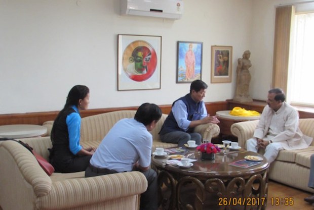 སྲིད་སྐྱོང་བློ་བཟང་སེངྒེ་མཆོག་དང་རྒྱ་གར་གྱི་རིག་གཞུང་བློན་ཆེན་མ་ཧེཤ་ཤརྨ་( Shri. MaheshSharma)མཆོག་རྣམ་གཉིས་མཇལ་འཕྲད་གནང་སྐབས། ༢༠༡༧།༤།༢༦ སྲིད་སྐྱོང་བློ་བཟང་སེངྒེ་མཆོག་དང་རྒྱ་གར་གྱི་རིག་གཞུང་བློན་ཆེན་མ་ཧེཤ་ཤརྨ་( Shri. MaheshSharma)མཆོག་རྣམ་གཉིས་མཇལ་འཕྲད་གནང་སྐབས། ༢༠༡༧།༤།༢༦