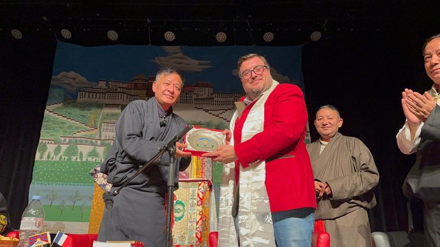 སྲིད་སྐྱོང་མཆོག་གིས་བོད་མི་ཚོར་ལངས་ཕྱོགས་དང་ལྟ་བ་གང་ཡིན་ལ་མ་ལྟོས་པར་རྡོག་རྩ་ཆིག་སྒྲིལ་བྱ་དགོས་གལ་ཆེ་བ་ཡིན་ཞེས་ཕ་རན་སིའི་ནང་གསུངས་འདུག