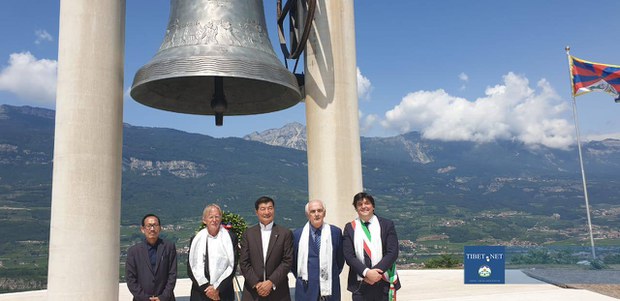 ཨི་ཊ་ལའི་ཊིརན་ཊེ་ནོ་རང་སྐྱོང་མངའ་ཁུལ་དུ་སྲིད་སྐྱོང་ཕེབས་སྐབས་བོད་ཀྱི་རྒྱལ་དར་སྒྲེང་འཛུགས་གནང་སྐབས། ༢༠༡༩།༧།༡༢ ཨི་ཊ་ལའི་ཊིརན་ཊེ་ནོ་རང་སྐྱོང་མངའ་ཁུལ་དུ་སྲིད་སྐྱོང་ཕེབས་སྐབས་བོད་ཀྱི་རྒྱལ་དར་སྒྲེང་འཛུགས་གནང་སྐབས། ༢༠༡༩།༧།༡༢