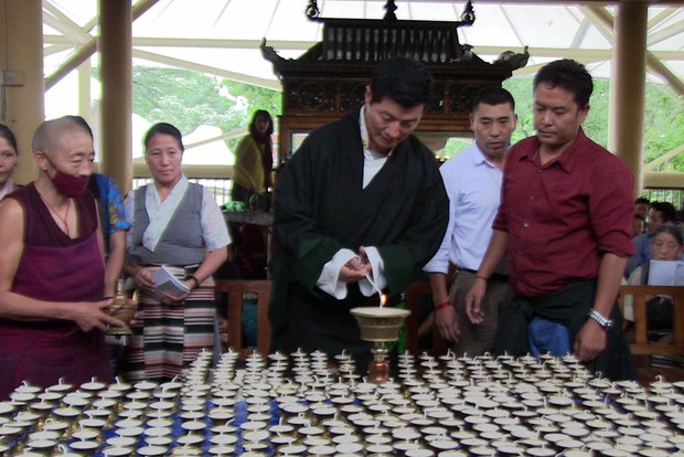 སྲིད་སྐྱོང་མཆོག་གི་ལས་འཁུར་ལོ་གསུམ་པའི་མཛད་སྒོའི་སྐབས།