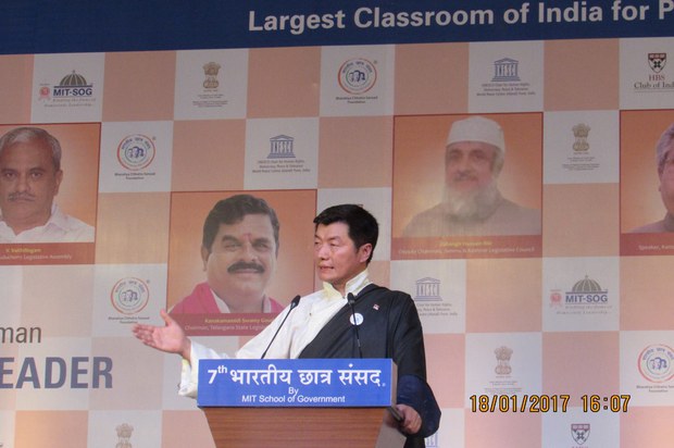 སྲིད་སྐྱོང་མཆོག་གིས་རྒྱ་གར་གྱི་སློབ་ཕྲུག་སྟོང་ཚོ་བརྒལ་བར་གཏམ་བཤད་གནང་བཞིན་པ། ༢༠༡༧།༡།༡༨