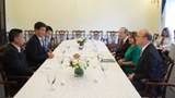 སྲིད་སྐྱོང་མཆོག་དང་ཨ་རིའི་གྲོས་ཚོགས་ཀྱི་མང་གཙོ་ཚོགས་པའི་ཚོགས་གཙོ་ལྕམ་(Nancy Pelosi)མཆོག་གི་དབུས་གྲོས་ཚོགས་འཐུས་མི་དང་མཇལ་འཕྲད་སྐབས། ༢༠༡༧།༥།༢༤