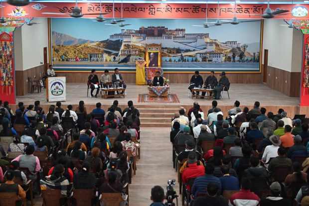 སྲིད་སྐྱོང་མཆོག་གིས་བོད་མི་ཚོས་རྒྱ་གར་གཞུང་དང་མི་མང་གཉིས་ཀྱི་བཀའ་དྲིན་དྲན་པའི་ཐོག་ས་གནས་ཡུལ་མི་དང་མཐུན་ལམ་གནང་གལ་ཆེ་བ་ཡིན་ཞེས་གསུངས། སྲིད་སྐྱོང་མཆོག་གིས་བོད་མི་ཚོས་རྒྱ་གར་གཞུང་དང་མི་མང་གཉིས་ཀྱི་བཀའ་དྲིན་དྲན་པའི་ཐོག་ས་གནས་ཡུལ་མི་དང་མཐུན་ལམ་གནང་གལ་ཆེ་བ་ཡིན་ཞེས་གསུངས།