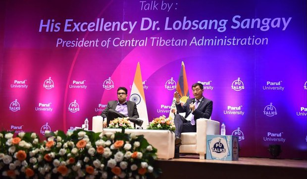 སྲིད་སྐྱོང་མཆོག་གིས་རྒྱ་གར་གྱི་པཱ་རོལ་གཙུག་ལག་སློབ་ཆེན་དུ་གཏམ་བཤད་སྐབས། ༢༠༡༩།༨།༧