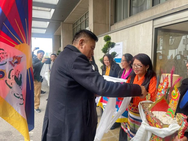 སྲིད་སྐྱོང་མཆོག་གིས་ཡོ་རོབ་ཀྱི་རྒྱལ་ཁབ་བཞིའི་ནང་གཞུང་འབྲེལ་འཚམས་གཟིགས་གནང་བཞིན་འདུག