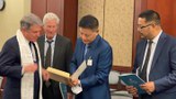 སྲིད་སྐྱོང་མཆོག་དང་ཨ་རིའི་གྲོས་ཚོགས་ཀྱི་འཐུས་མི་སྐུ་ཞབས་མཡེ་ཀལ་མེཀ་ཁོལ་ལགས་དང་མཇལ་མོལ།