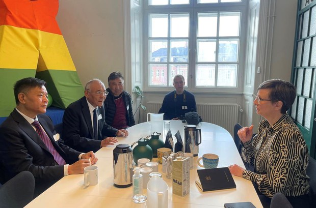 སྲིད་སྐྱོང་མཆོག་གིས་ཌེན་མག་ནང་གཞུང་འབྲེལ་འཚམས་གཟིགས་གནང་བཞིན་འདུག