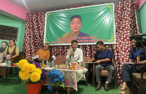 སྲིད་སྐྱོང་མཆོག་མཚོ་པདྨར་ཕེབས་འབྱོར་གྱིས་མུ་མཐུད་དུ་ཕྱོགས་བསྐྱོད་གཟིགས་ཞིབ་གནང་བཞིན་འདུག