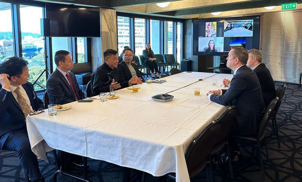 སྲིད་སྐྱོང་མཆོག་གིས་ནིའུ་ཛི་ལེན་ཌི་ཡུལ་གྱི་གྲོས་ཚོགས་འཐུས་མི་ཁག་ཅིག་དང་བོད་དོན་མཇལ་མོལ་གནང་འདུག སྲིད་སྐྱོང་མཆོག་གིས་ནིའུ་ཛི་ལེན་ཌི་ཡུལ་གྱི་གྲོས་ཚོགས་འཐུས་མི་ཁག་ཅིག་དང་བོད་དོན་མཇལ་མོལ་གནང་འདུག