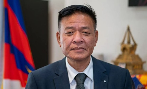 སྲིད་སྐྱོང་མཆོག་ལྷོ་ཨ་མི་རི་ཀ་དང་བྱང་ཨ་རིའི་ནང་གཞུང་དོན་ཕྱོགས་ཕེབས་ཆེད་རྡ་རམ་ས་ལ་ནས་ཕེབས་ཐོན་གནང་འདུག