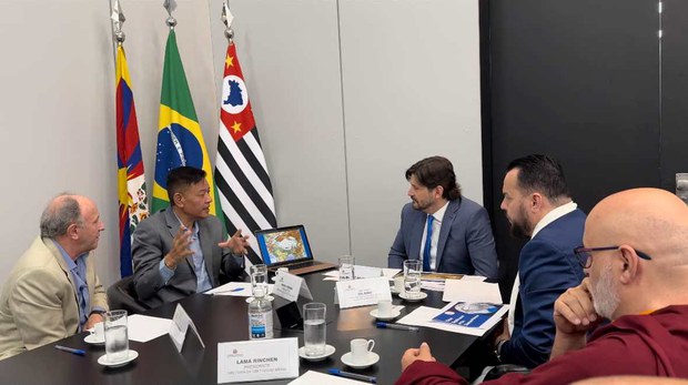 སྲིད་སྐྱོང་མཆོག་གིས་བྷ་ར་ཛིལ་གྱི་སའོ་པོ་ལོ་མངའ་སྡེའི་གྲོས་ཚོགས་ཀྱི་ཚོགས་གཙོ་དང་མཇལ་མོལ་གནང་འདུག སྲིད་སྐྱོང་མཆོག་གིས་བྷ་ར་ཛིལ་གྱི་སའོ་པོ་ལོ་མངའ་སྡེའི་གྲོས་ཚོགས་ཀྱི་ཚོགས་གཙོ་དང་མཇལ་མོལ་གནང་འདུག