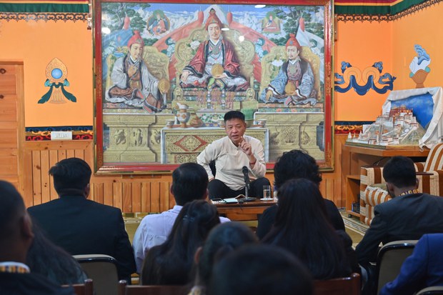 སྲིད་སྐྱོང་མཆོག་གིས་རྒྱ་གར་གྱི་གསར་འགོད་སློབ་གཉེར་བ་ཁག་ཅིག་ལ་བོད་དོན་གཏམ་བཤད་གནང་འདུག སྲིད་སྐྱོང་མཆོག་གིས་རྒྱ་གར་གྱི་གསར་འགོད་སློབ་གཉེར་བ་ཁག་ཅིག་ལ་བོད་དོན་གཏམ་བཤད་གནང་འདུག