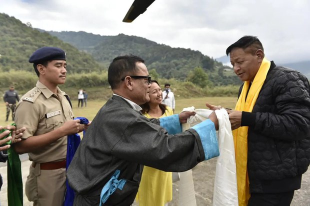 སྲིད་སྐྱོང་མཆོག་བསྟན་འཛིན་སྒང་བོད་མིའི་གཞིས་ཆགས་སུ་ཕེབས་འབྱོར་གྱིས་ཁུལ་དེར་གཟིགས་ཞིབ་གནང་བཞིན་འདུག