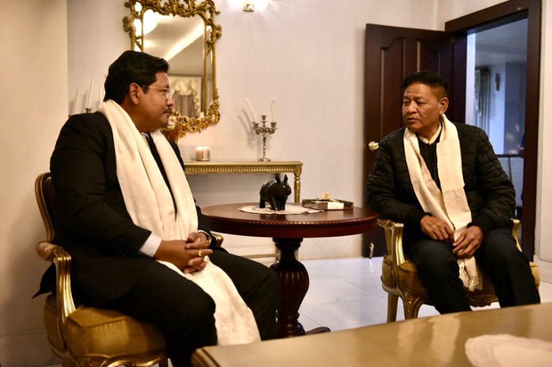 སྲིད་སྐྱོང་མཆོག་དང་མེ་གྷ་ལ་ཡ་མངའ་སྡེའི་སྤྱི་ཁྱབ་བློན་ཆེན་མཆོག་དེ་བཞིན་སྤྱི་ཁྱབ་དྲུང་ཆེ་མཆོག་བཅས་དང་མཇལ་མོལ་གནང་འདུག སྲིད་སྐྱོང་མཆོག་དང་མེ་གྷ་ལ་ཡ་མངའ་སྡེའི་སྤྱི་ཁྱབ་བློན་ཆེན་མཆོག་དེ་བཞིན་སྤྱི་ཁྱབ་དྲུང་ཆེ་མཆོག་བཅས་དང་མཇལ་མོལ་གནང་འདུག