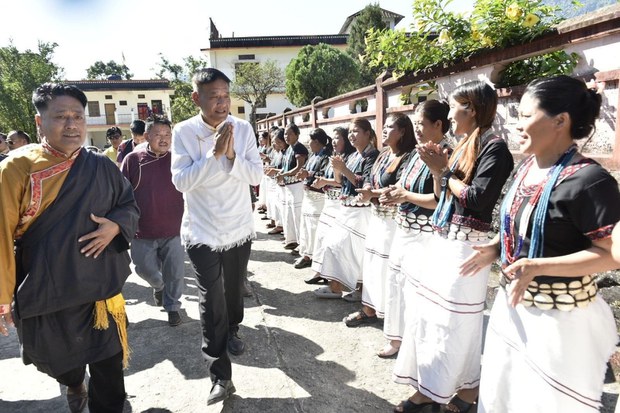 སྲིད་སྐྱོང་སྤེན་པ་ཚེ་རིང་མཆོག་ཀྲུ་ཀྲིང་བོད་མིའི་གཞིས་ཆགས་སུ་ཕེབས་སྐབས་ས་གནས་འགོ་འཛིན་གཙོས་མི་མང་རྣམས་ནས་ཕེབས་བསུ་གཟབ་རྒྱས་ཞུས་ཡོད་པ། སྲིད་སྐྱོང་སྤེན་པ་ཚེ་རིང་མཆོག་ཀྲུ་ཀྲིང་བོད་མིའི་གཞིས་ཆགས་སུ་ཕེབས་སྐབས་ས་གནས་འགོ་འཛིན་གཙོས་མི་མང་རྣམས་ནས་ཕེབས་བསུ་གཟབ་རྒྱས་ཞུས་ཡོད་པ།