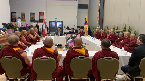 སྲིད་སྐྱོང་མཆོག་གིས་ཁེ་ཎ་ཌའི་ནང་ཆོས་ཚོགས་ཁག་གི་དབུ་འཛིན་དང་གཞོན་སྐྱེས་ཁག་བཅས་དང་མཇལ་འཕྲད་གནང་འདུག སྲིད་སྐྱོང་མཆོག་གིས་ཁེ་ཎ་ཌའི་ནང་ཆོས་ཚོགས་ཁག་གི་དབུ་འཛིན་དང་གཞོན་སྐྱེས་ཁག་བཅས་དང་མཇལ་འཕྲད་གནང་འདུག