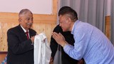 སྲིད་སྐྱོང་མཆོག་གིས་ལ་དྭགས་དབུས་གཞུང་མངའ་སྡེའི་སྤྱི་ཁྱབ་གཞོན་པ་མཆོག་དང་མཇལ་མོལ་གནང་འདུག