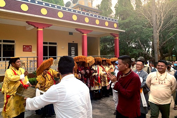 སྲིད་སྐྱོང་སྤེན་པ་ཚེ་རིང་མཆོག་ཨོ་ཌི་ཤ་ཕུན་ཚོགས་གླིང་བོད་མིའི་གཞིས་ཆགས་སུ་གཞུང་དོན་གཟིགས་སྐོར་གནང་བཞིན་པ། སྲིད་སྐྱོང་སྤེན་པ་ཚེ་རིང་མཆོག་ཨོ་ཌི་ཤ་ཕུན་ཚོགས་གླིང་བོད་མིའི་གཞིས་ཆགས་སུ་གཞུང་དོན་གཟིགས་སྐོར་གནང་བཞིན་པ།